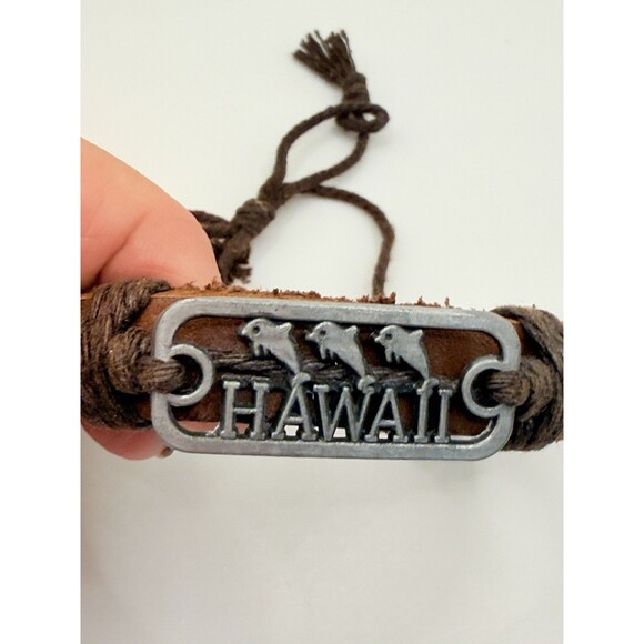 Brown weaved Leather braclet with Silver tone Plate engraved Hawaii Adjustable - Picture 3 of 5